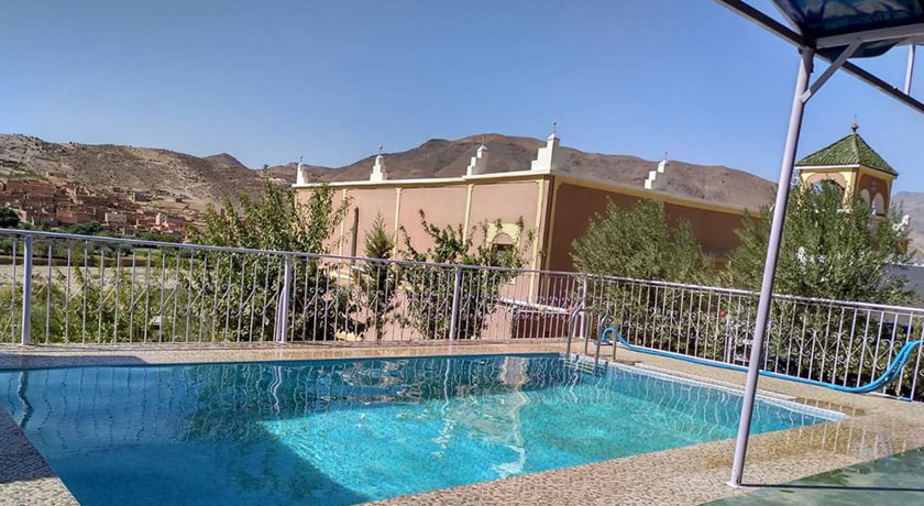 Piscine de l'Auberge Pied du Siroua, avec le village de Tagmoute et les montagnes en arrière-plan