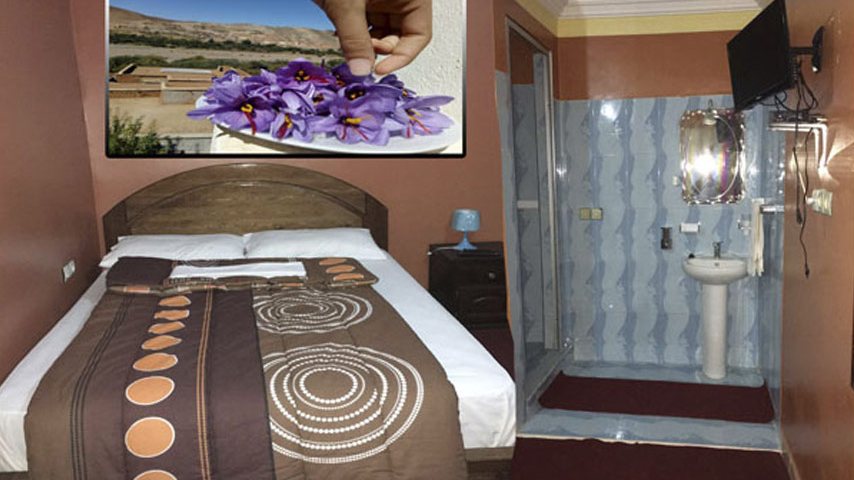 Saffron room: large bed with a photo of saffron flowers above the headboard