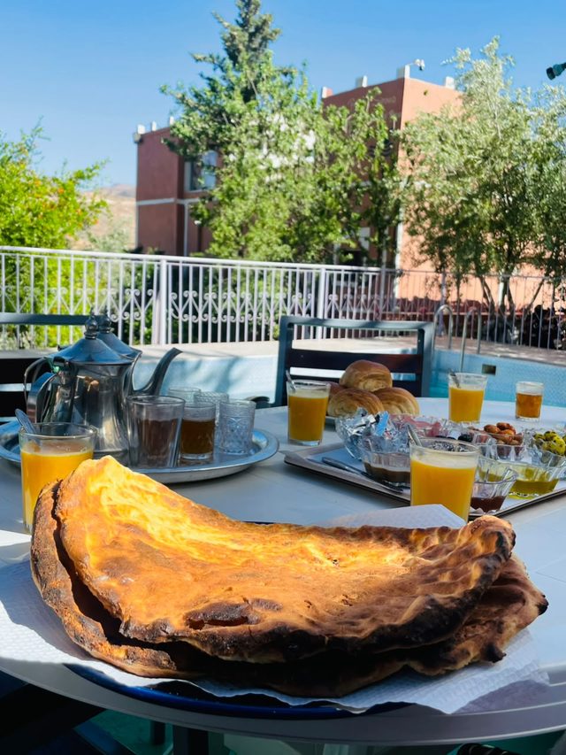Le ftour beldi au bord de la piscine de l'auberge : pain tafarnout cuit sur les galets de l'oued, thé, jus d'orange et croissants