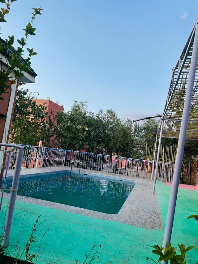 La piscine de l'auberge et son jardin en fin de journée