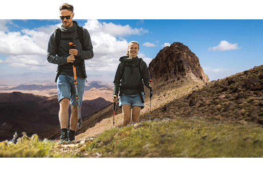Deux randonneurs avec leurs bâtons de marche sur un sentier de montagne